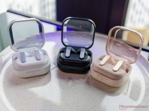 سامسونج تعلن رسمياً عن سماعات جالاكسي بادز 4 برو بمكبرات صوت أكبر وإلغاء ضوضاء نشط محسن وبطارية طويلة العمر